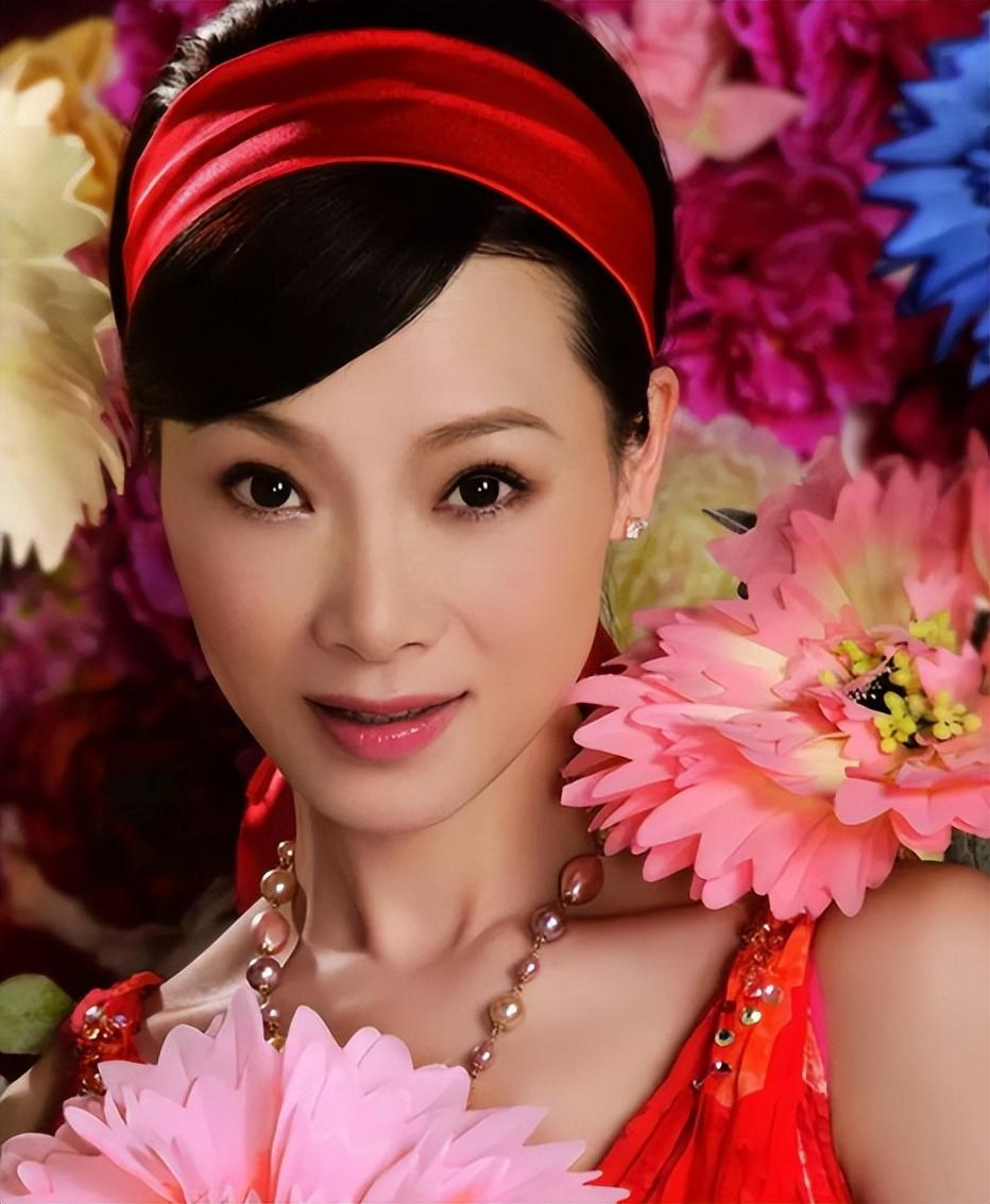 回顾歌唱家吕薇:男友病逝和妈妈抱头痛哭,52岁未婚她后悔了吗?