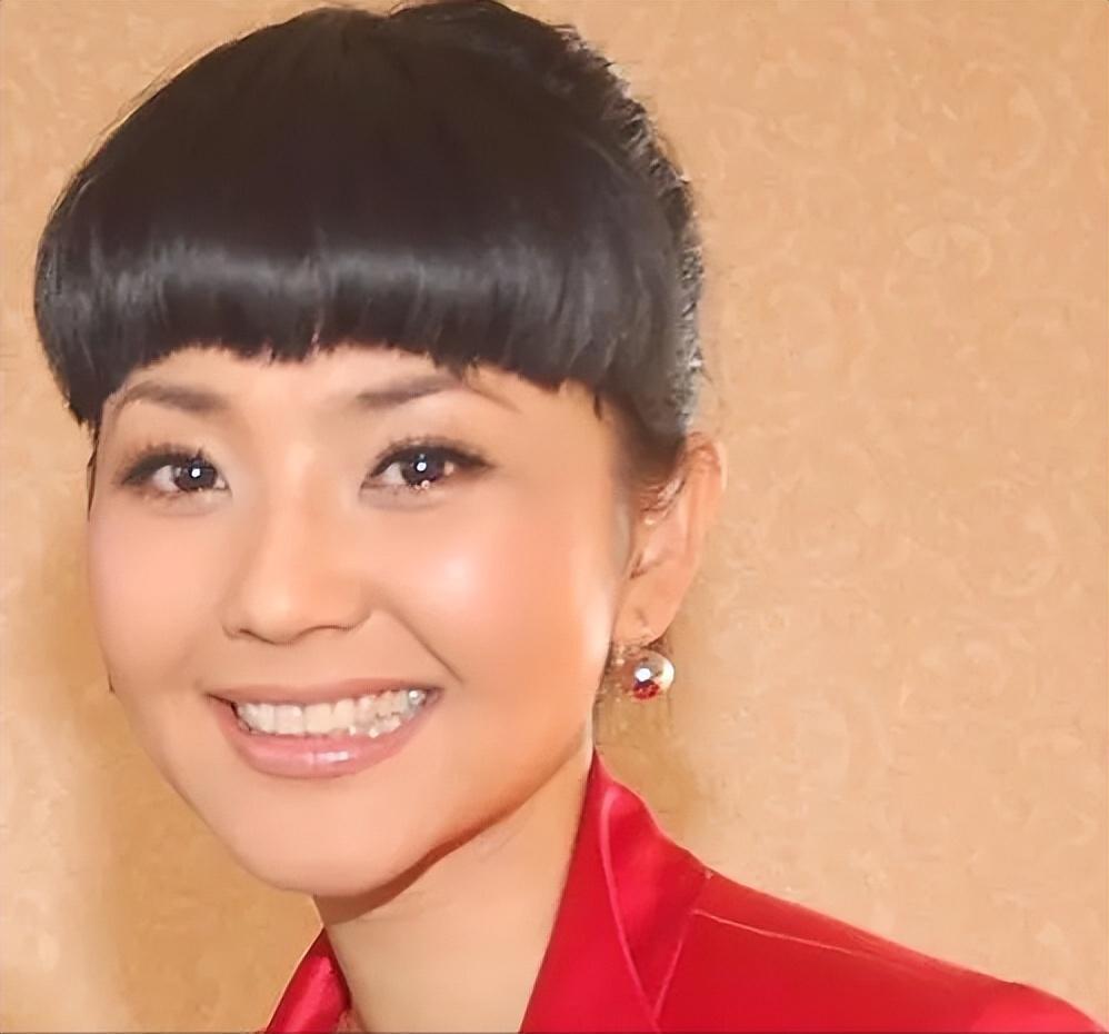 央视一姐方琼的消失是整个主持界的悲哀和损失