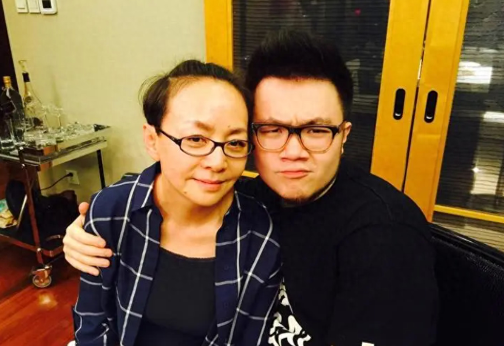 同是英达的骨肉宋丹丹和梁欢的儿子却活成了完全相反的样子