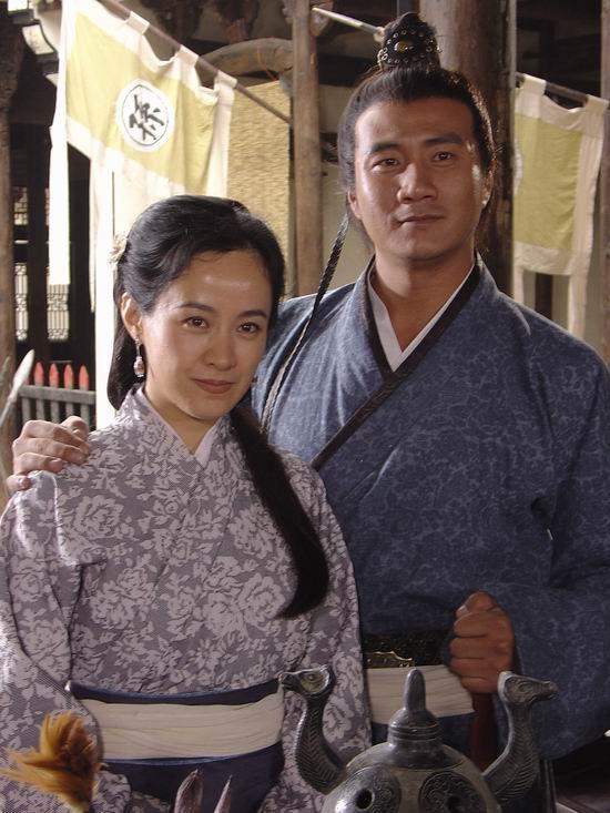 时遇见了比她大13岁的美工师何群.