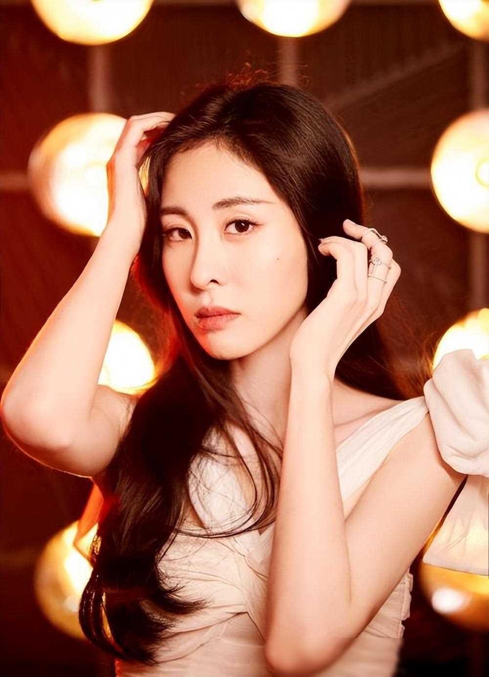 这一夜,张碧晨的旗袍高跟封神,诠释什么叫作"性感尤物"