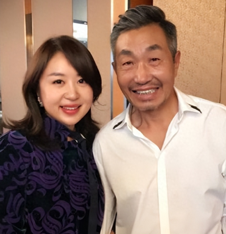 老演员父女对比刘亚津的女儿气质出众杜源的女儿是父亲的骄傲