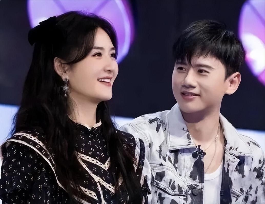 张杰谢娜带仨娃游迪士尼十指紧扣如热恋情侣3个保姆很抢镜