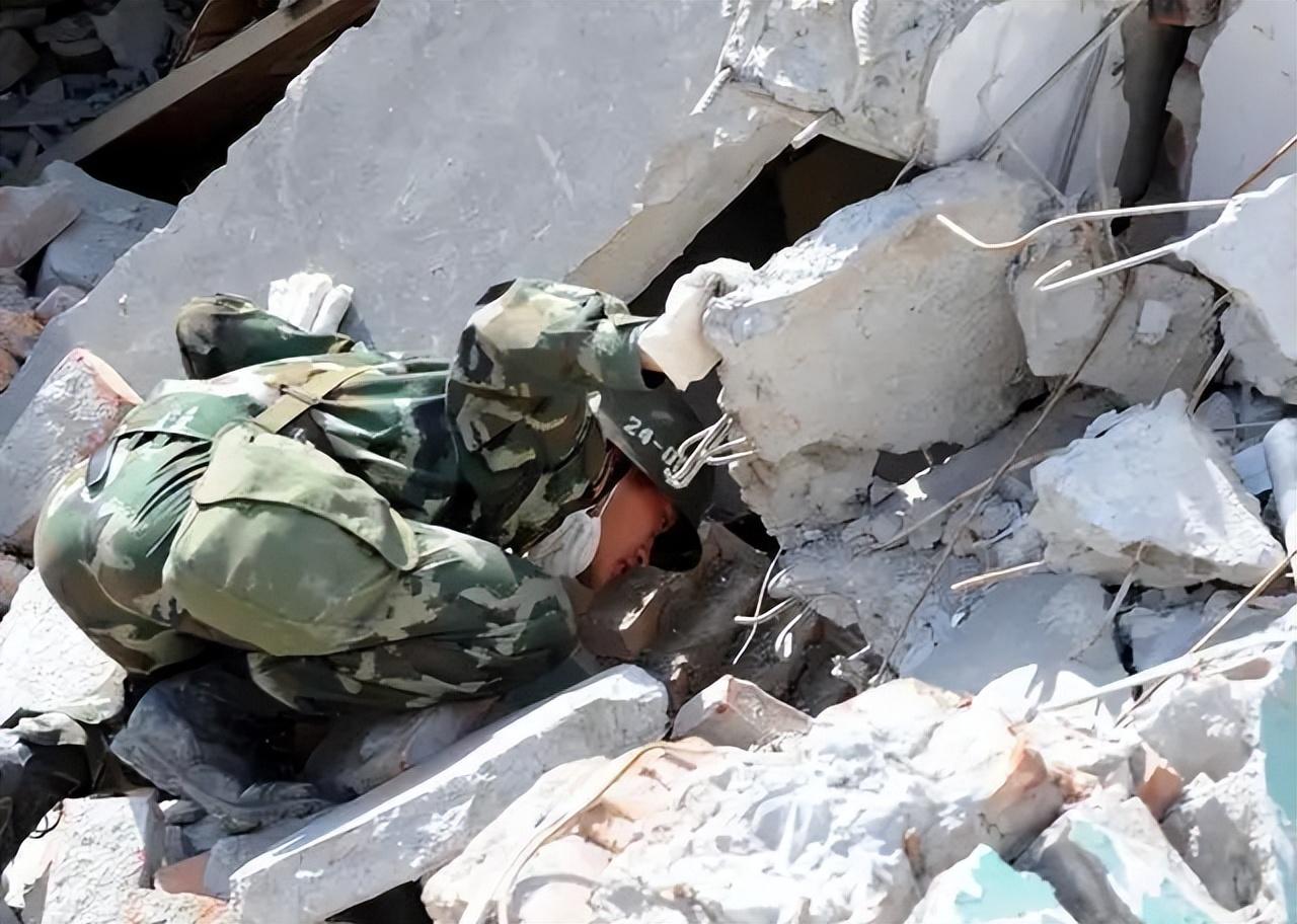 2008年汶川地震四川男孩救下以色列女孩女孩苦寻13年得偿所愿