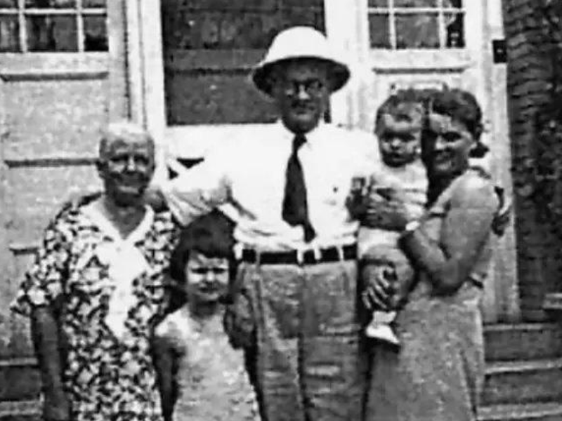 回到德国之后,拉贝荣获德国政府颁布的红十字功勋勋章,同时还被授予了