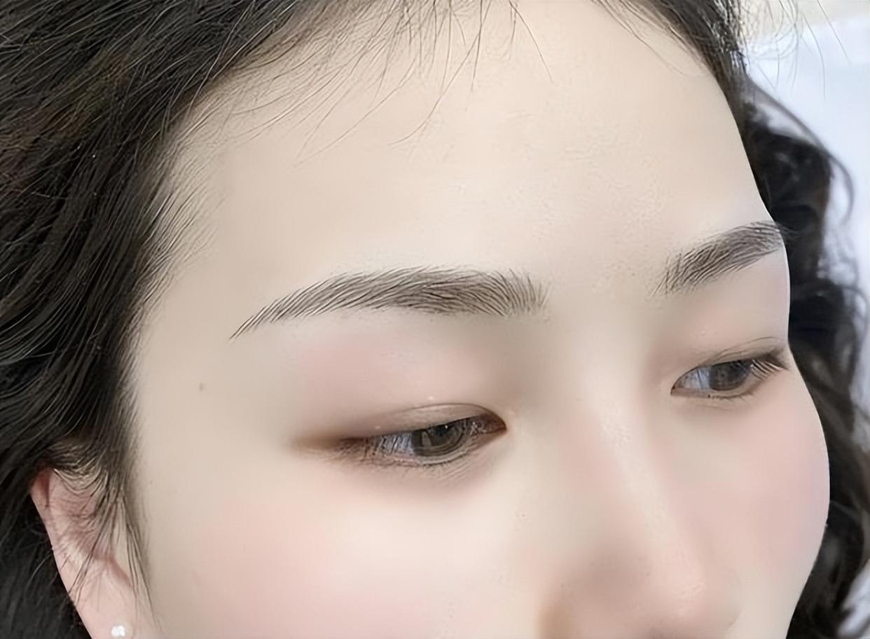 精致女人出门必备的"简单淡妆",4步快速化妆,容易学又好看