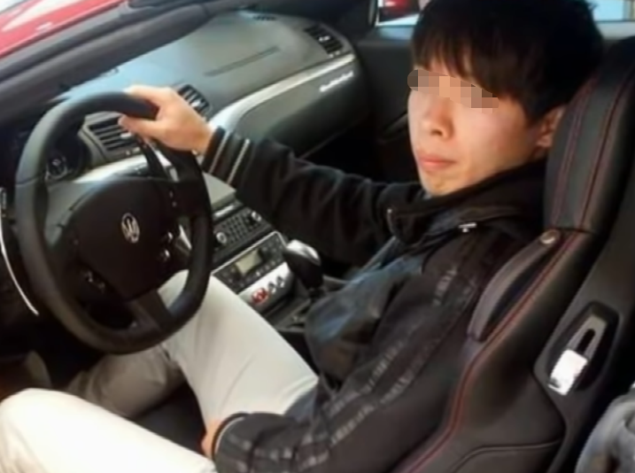 其次,程宇所说的梁思惠帮他用手电筒照明,也完全是杜撰的,因为现场只