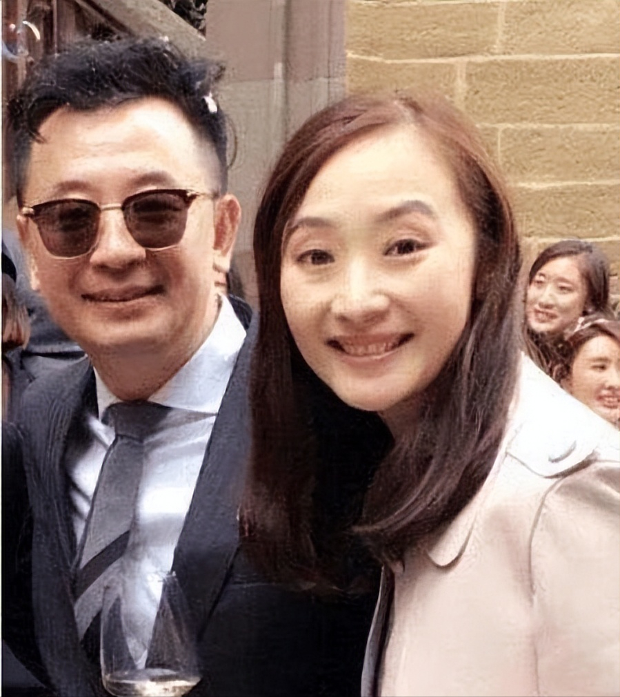 回顾演员曲栅栅嫁给落魄黄海波任劳任怨养夫九年如今苦尽甘来