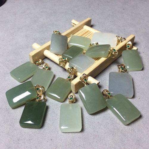 而蓝田玉是一种蛇纹石化大理石,主要成分是方解石与蛇纹石.