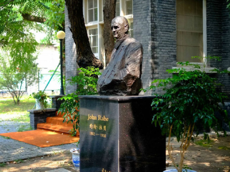 南京大屠杀中拉贝冒死救下25万难民晚年境况窘迫南京捐款亿元