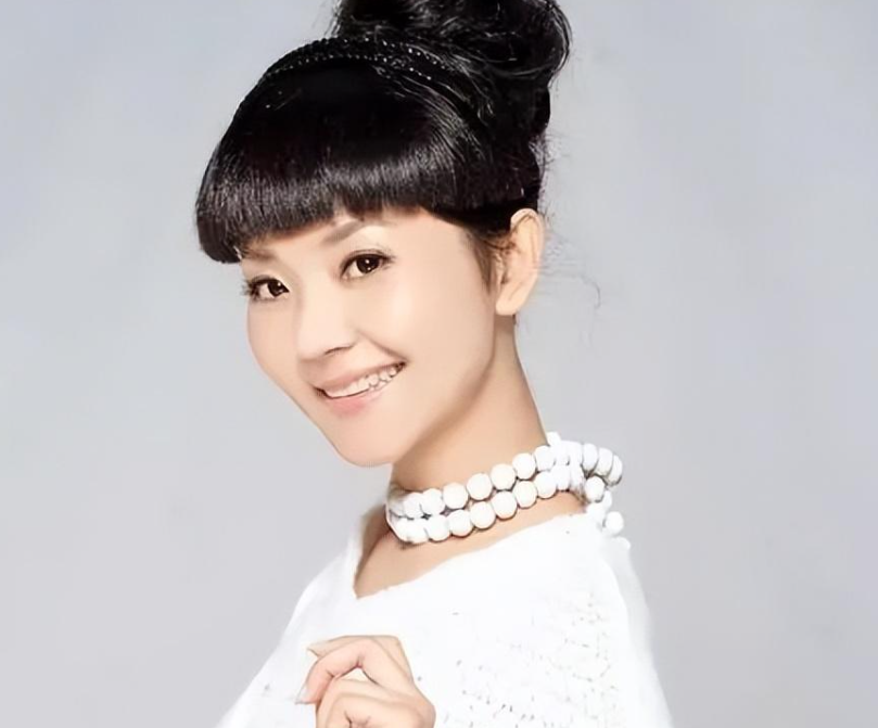 央视一姐方琼的消失是整个主持界的悲哀和损失