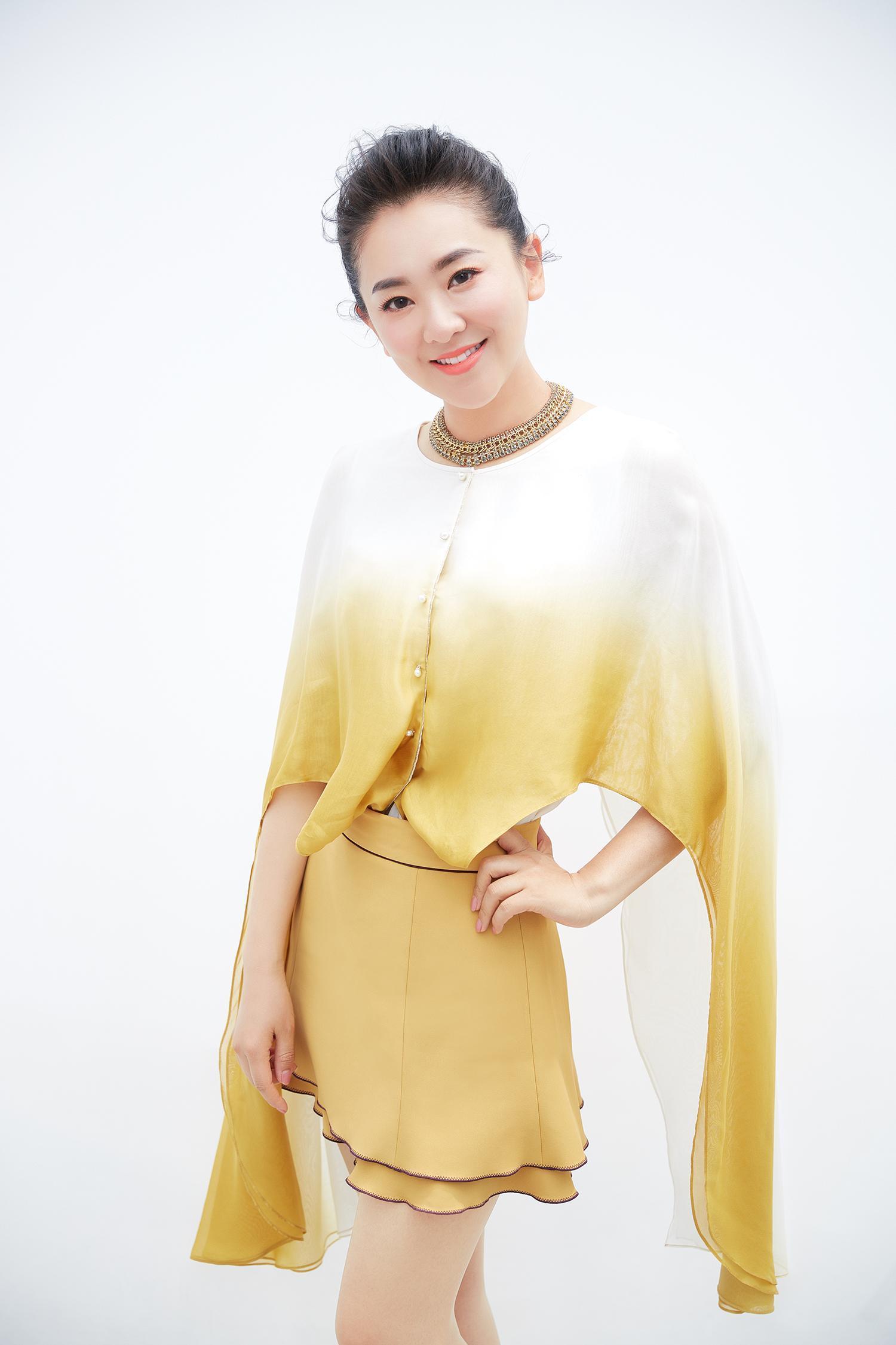 月亮姐姐低调嫁豪门39岁生子退出央视43岁被老公儿子宠成少女