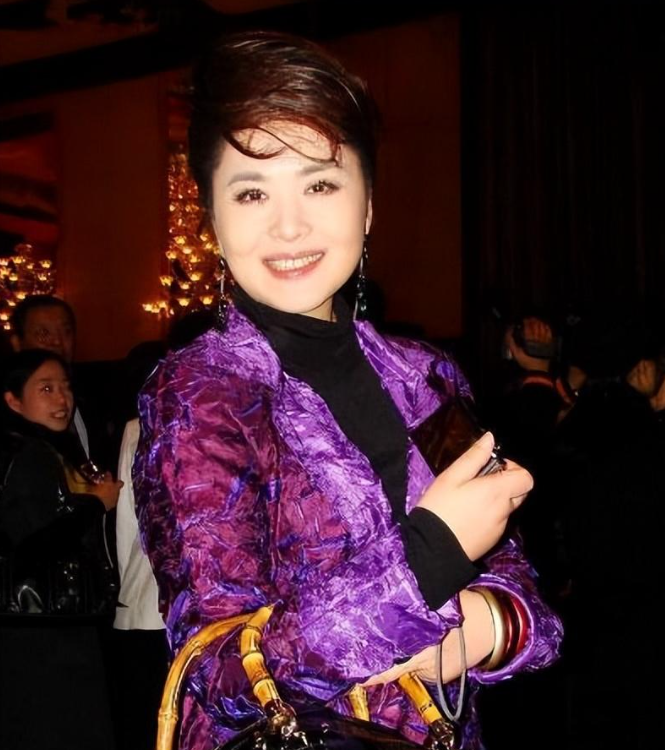 回顾跟著名导演离婚30年后再看她的人生真是好飒今62岁无儿无女