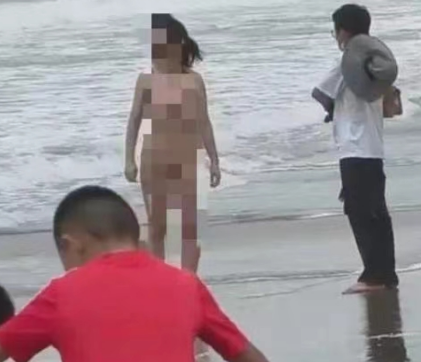 海南三亚湾惊现裸女拍照,旁边不少小孩,有网友嫌弃马赛克打太厚