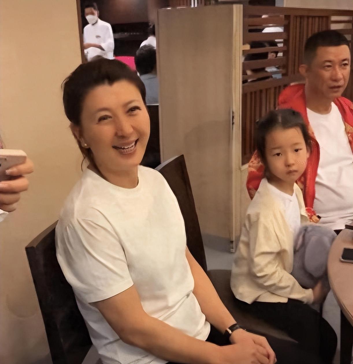 回顾闫学晶嫁大10岁二婚富商46岁高龄产女继女的选择让人泪目