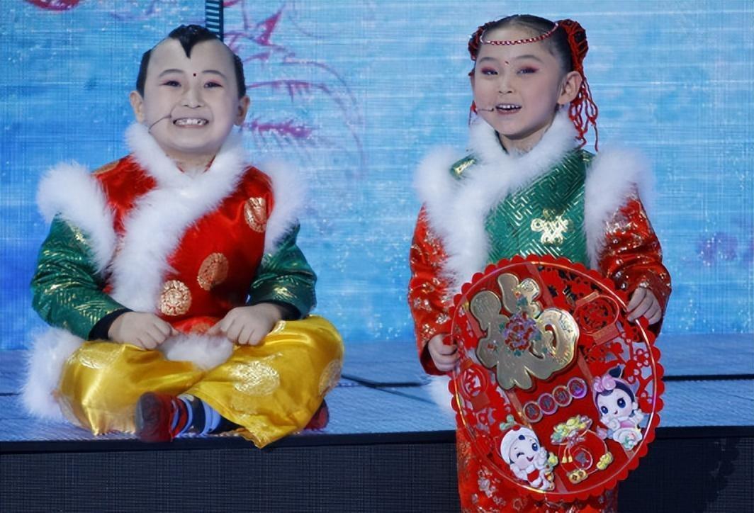 这个讨人喜欢的胖娃娃就是邓鸣贺,那时的他虽然年纪不大个子也小,但他