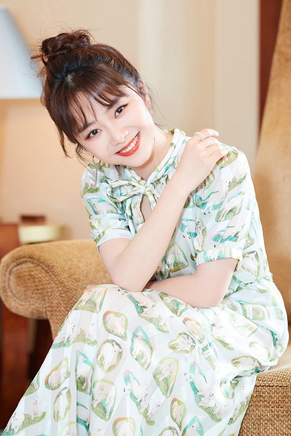 19岁拿到选美比赛的冠军,顺利进入tvb,年轻时的叶璇也是个大美人.