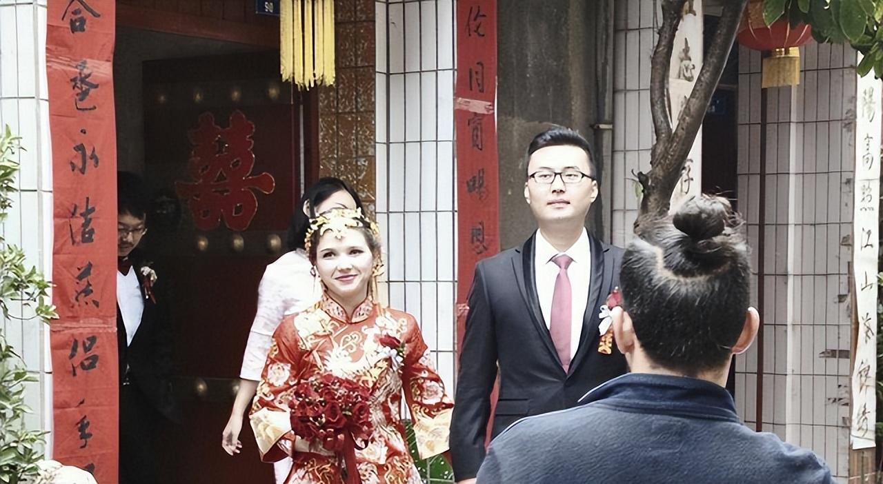 梦短梦长均是梦,年来年去是何年