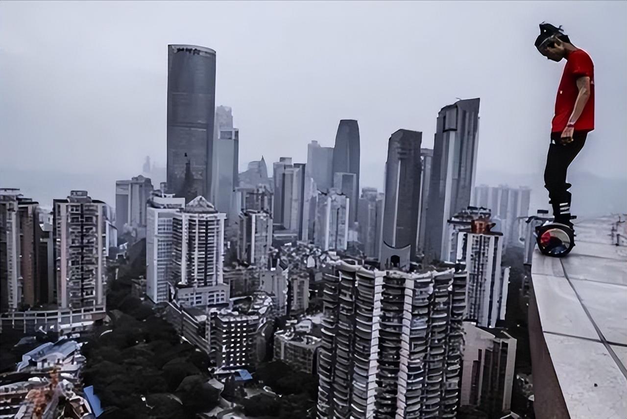 回顾湖南穷小伙吴永宁为挣钱给母亲治病攀爬高楼拍摄视频坠亡