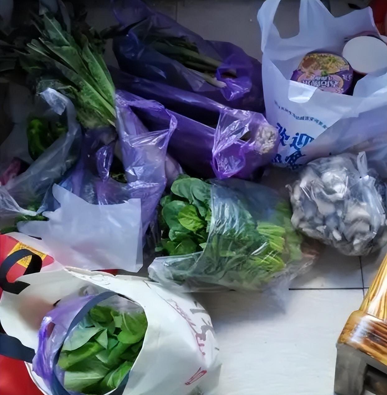 继父经常给我们送菜上次之后再也没有来过回到家后我就哭了