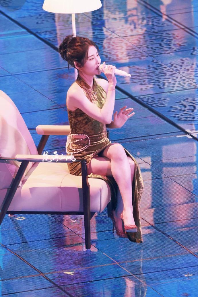 这一夜张碧晨的旗袍高跟封神诠释什么叫作性感尤物