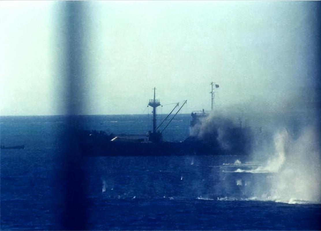 1988年3月14日,榆林海军基地附近海域,陈伟文站在中国海军502号护卫舰