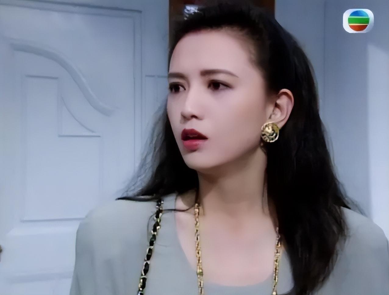 tvb早期美女中,曾华倩应该是最被追捧的一位.