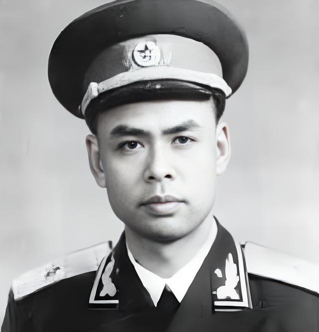 1996年开国少将肖前来到瑞金一老红军上前握手你是我的恩人