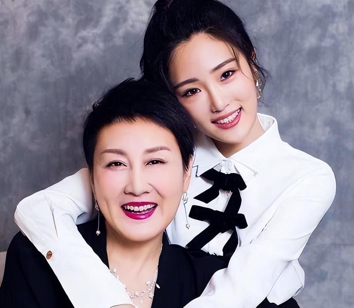 完全继承了母亲优秀的表演天赋张可盈出演了《天衣无缝》,《老酒馆》