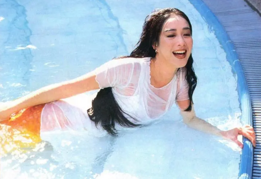 回顾女星的美人鱼造型:林允好尴尬,赵丽颖惊艳,她美得让人窒息
