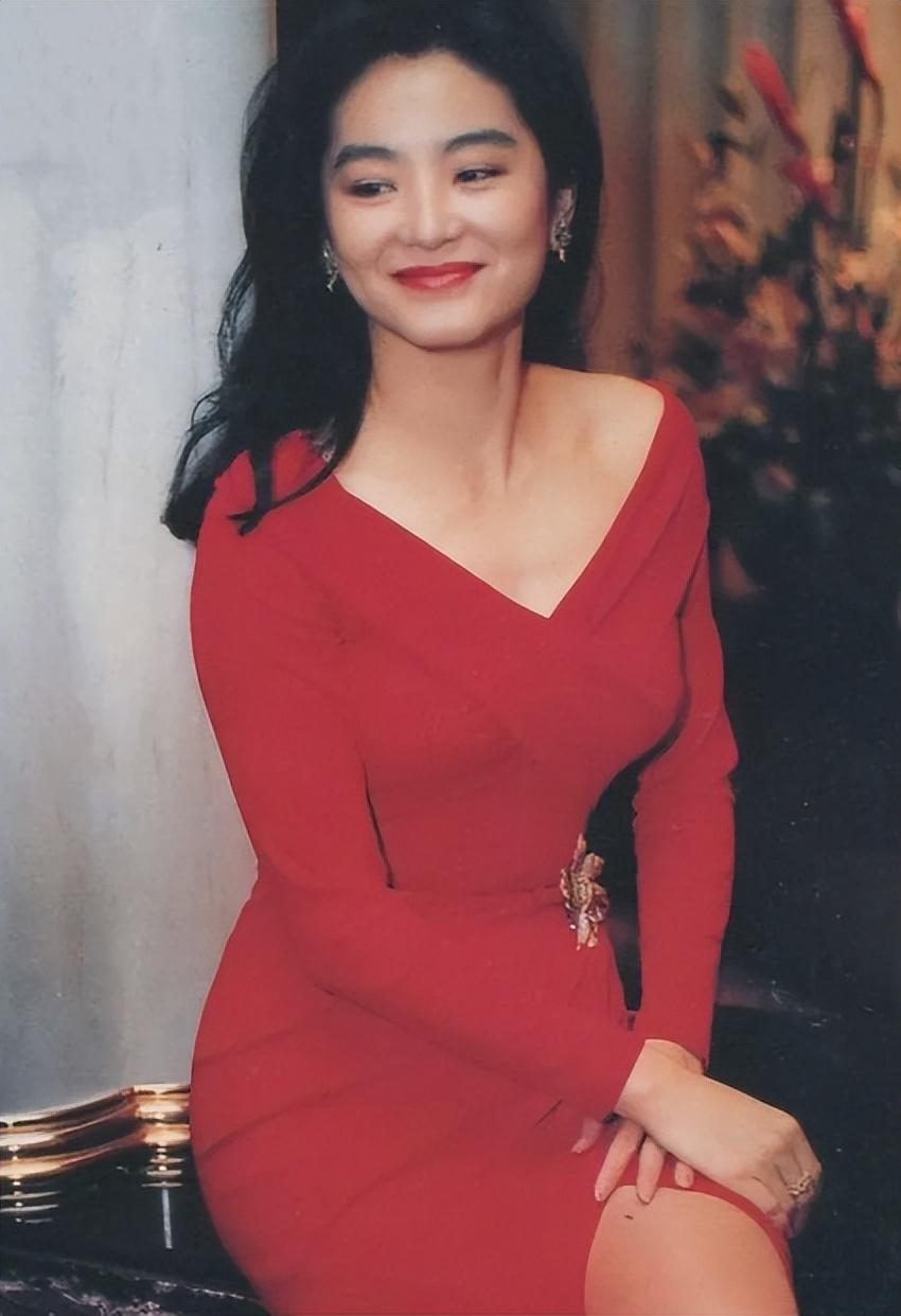 回顾林青霞算不算80年代第一美女看她和巩俐的合照就有答案了