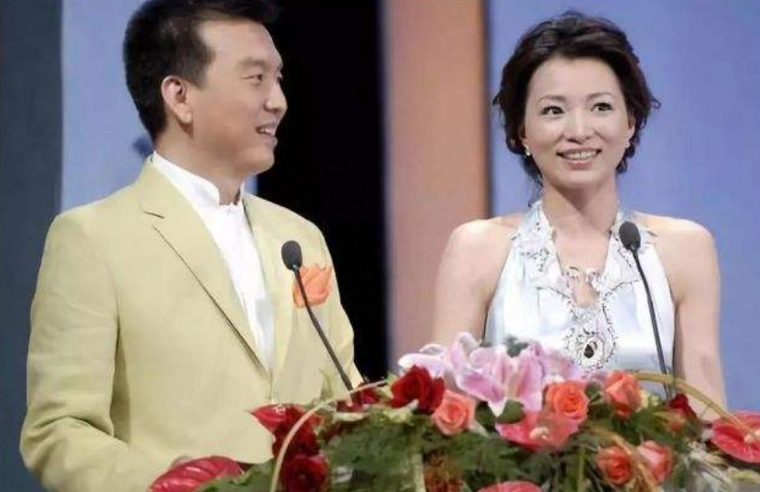 央视主持人张泽群55岁老来得子乐开花妻子身份是个谜