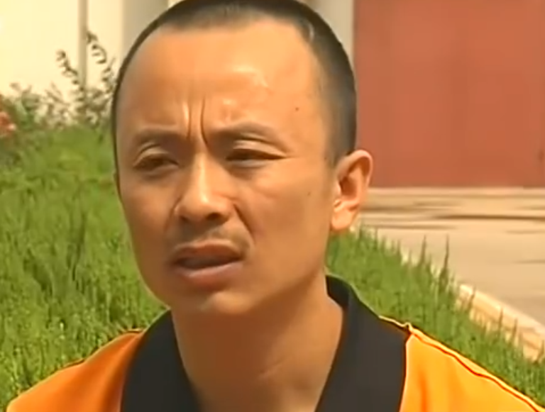 为了躲避小敏的父母,魏海峰决定离开东三村去外地打工,但逃亡在外的他