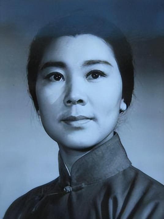 阿庆嫂扮演者洪雪飞因贪心撒了一个谎53岁命丧沙漠