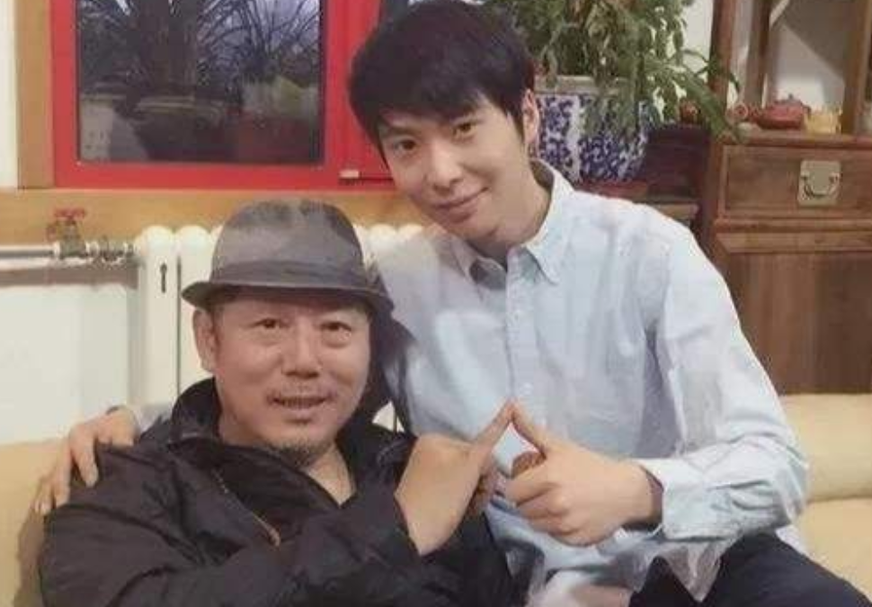 回顾李大海父亲是李诚儒他自己住豪宅我却在餐厅刷盘子