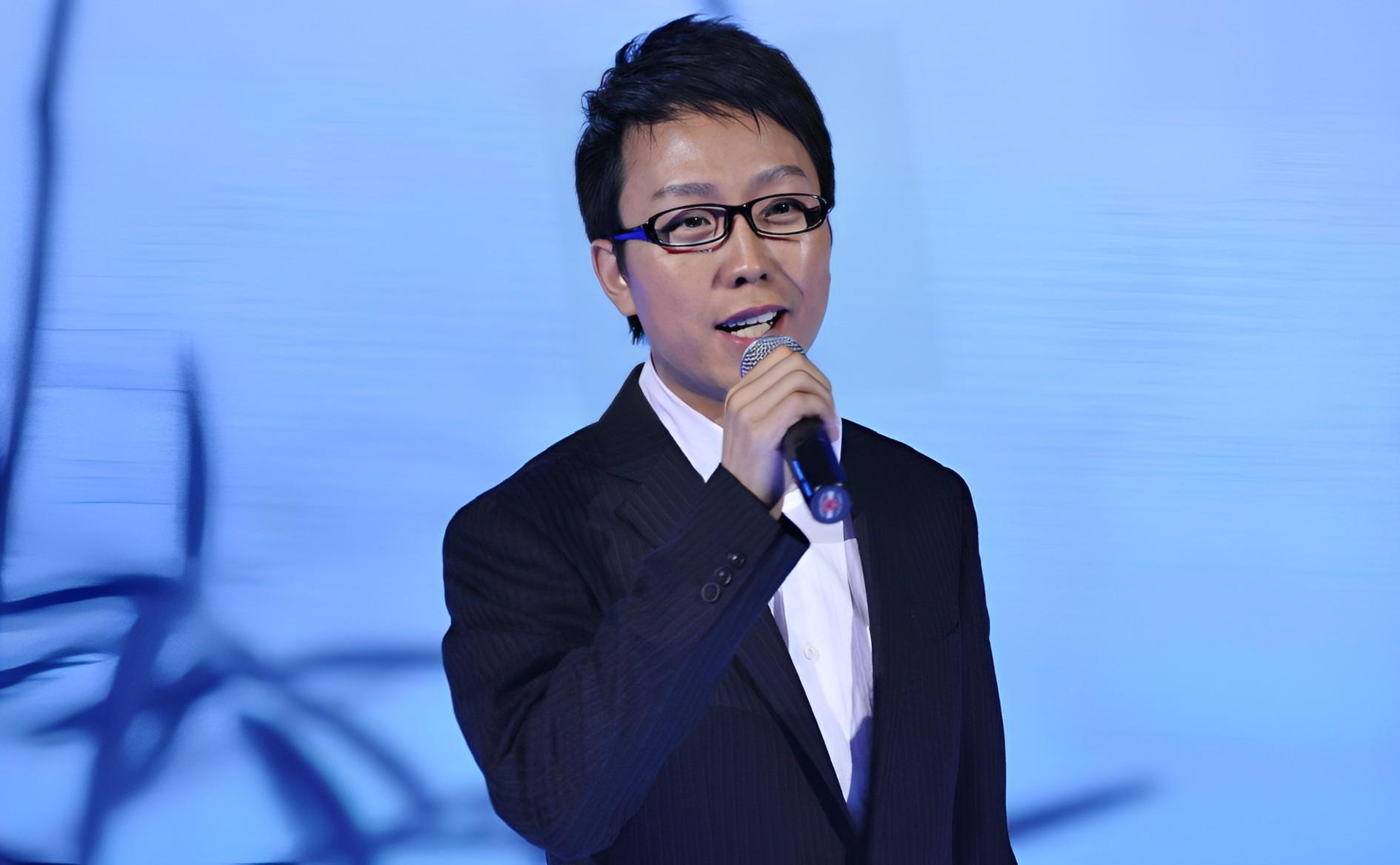 45岁的李玉刚不恋爱不结婚步履蹒跚需搀扶他图了个什么