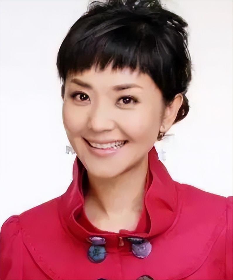 央视一姐方琼的消失是整个主持界的悲哀和损失