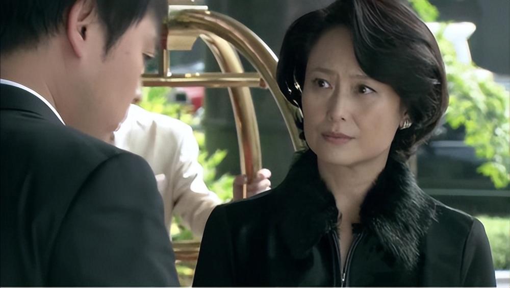 如今左翎已经60多岁,也离开娱乐圈很多年,事业有成并且家庭幸福,即使