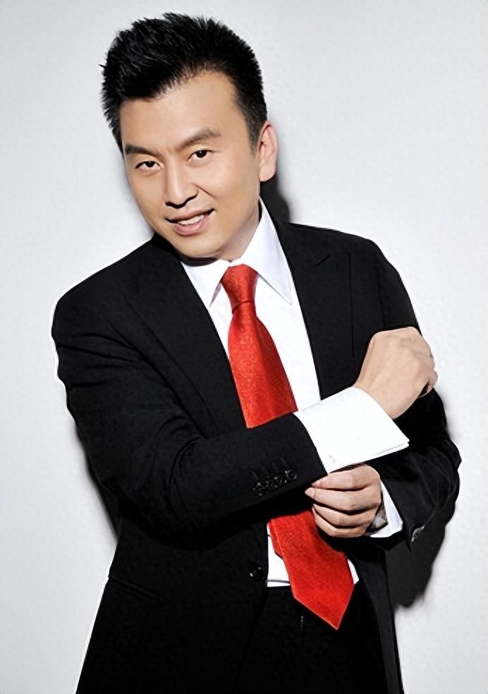 央视主持人张泽群55岁老来得子乐开花妻子身份是个谜