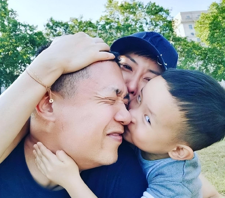 回顾演员张龄心谈16年师生恋35岁生子被宠上天事业爱情两丰收