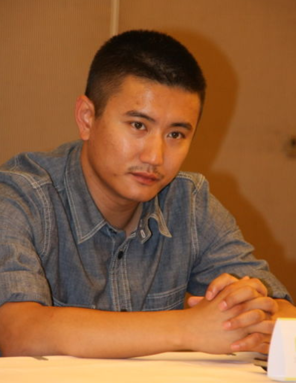 长大后的叶静却没有小时候那么出彩,他的演技不错,但是他的外形比较
