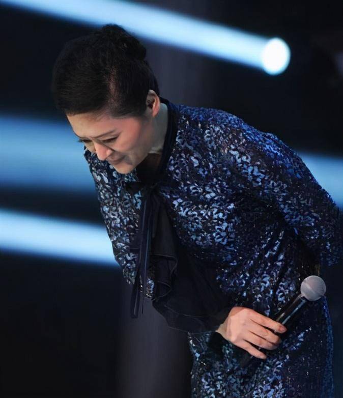 打败韦唯毛阿敏却被亲弟弟砸成脑震荡一代歌后沦为保姆谋生