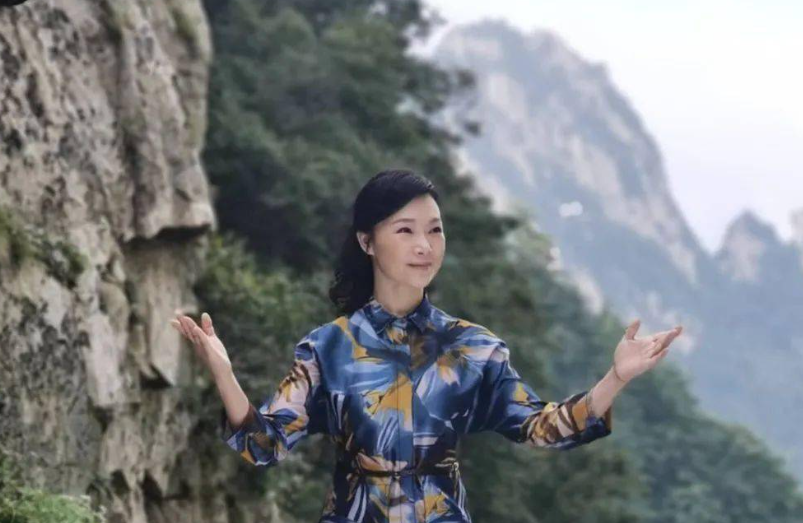 回顾歌唱家吕薇连上春晚15次男友离世后52岁仍单身如今后悔了