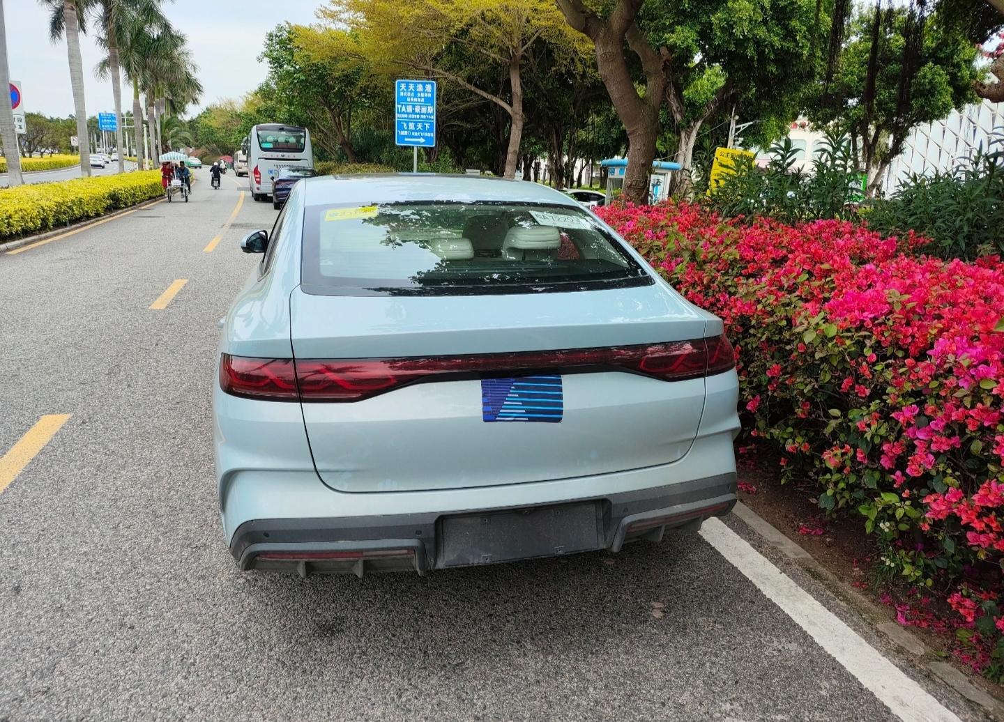 比亚迪秦l实车现身街头,青色涂装更具高级感,提供三种纯电续航