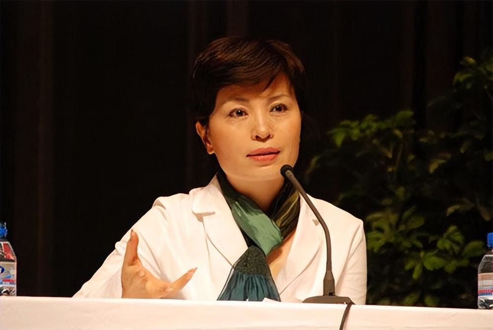 央视主持李瑞英我28年工作零失误唯独儿子坠楼是她不能提的痛