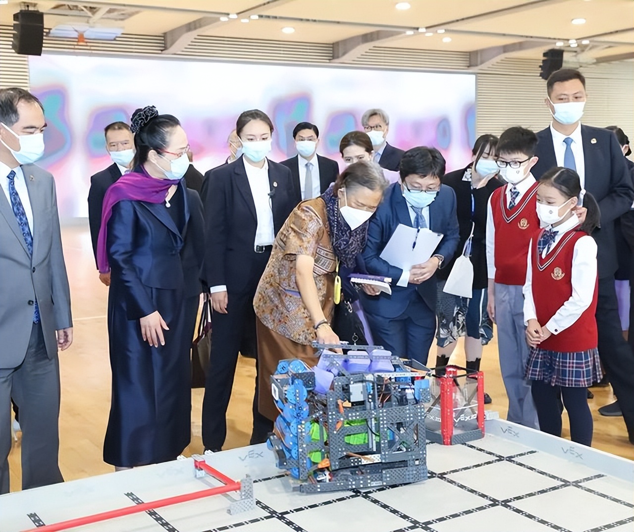 诗琳通公主去四川啦!访问小学用毛笔写中文,朴素老太太让人敬重