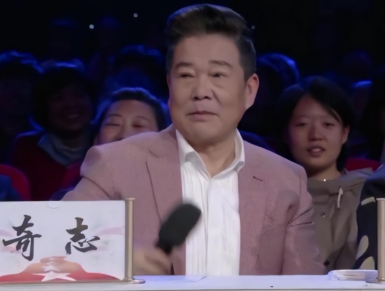 除此之外,还有一个人,也是侯耀文的徒弟,这个人就是奇志.