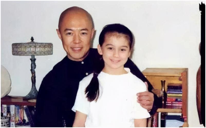 那时的他事业有成,老婆孩子热炕头人生好不得意张铁林也因在英国成家