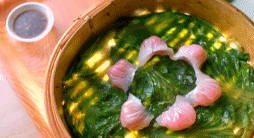 啊)为了挽回丈夫的心,杨千嬅饰演的中年阔太,靠吃人肉饺子重返青春.