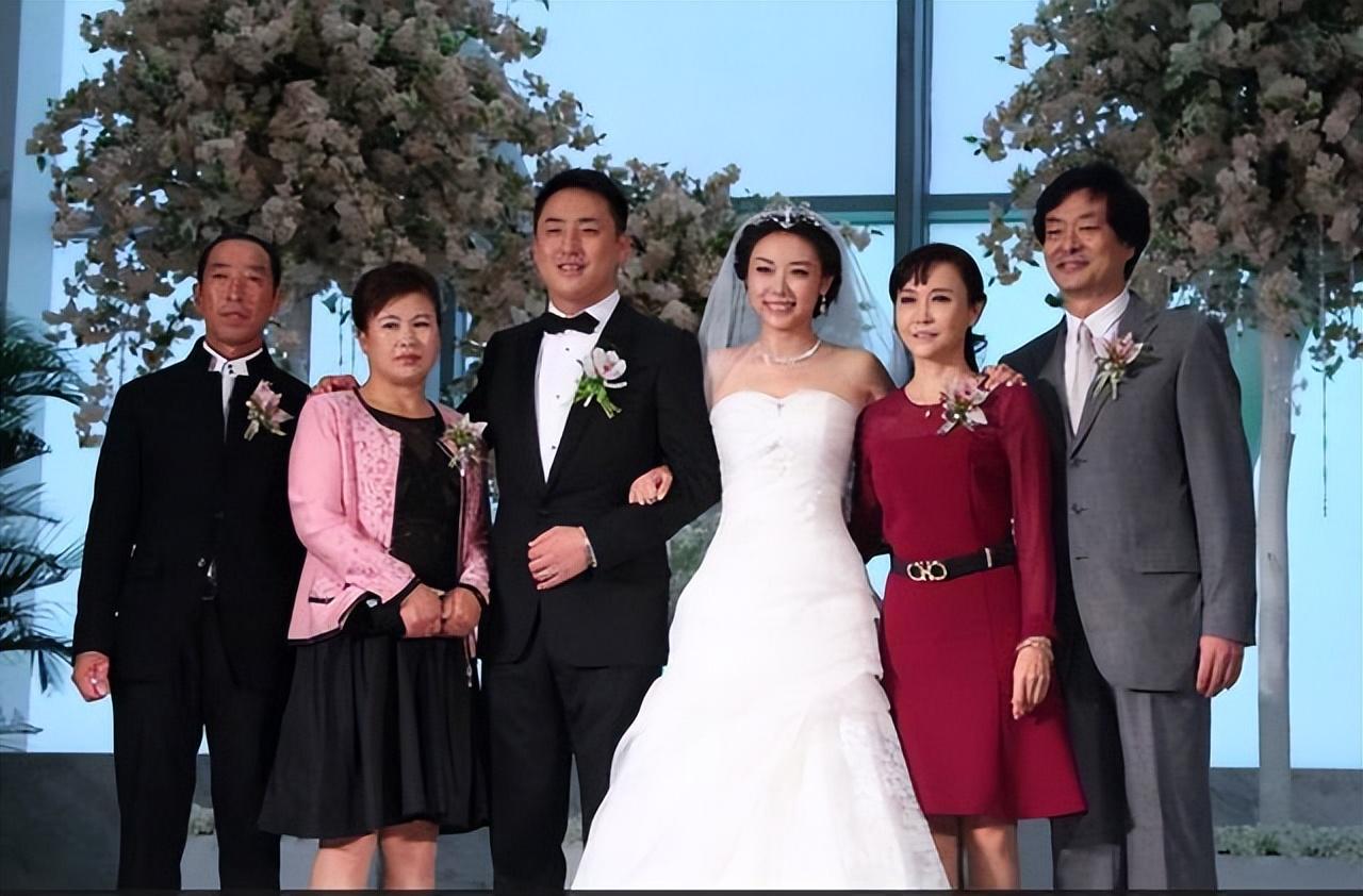 老演员父女对比刘亚津的女儿气质出众杜源的女儿是父亲的骄傲